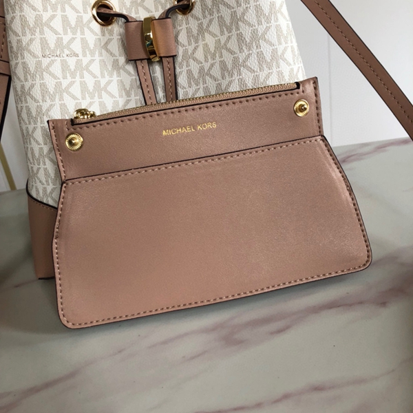 マイケルコースバッグ着用イメージ